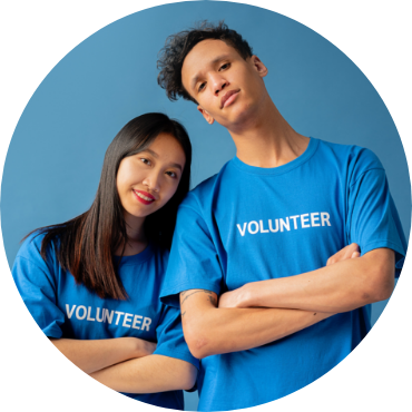 Man and women with Blue volutneer shirts on